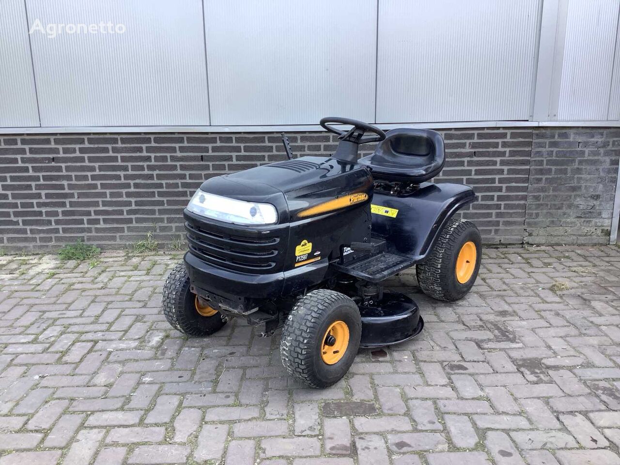 Partner P12597 lawn tractor