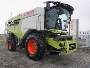 Claas LEXION 5400 grain harvester