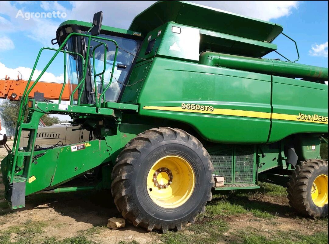 John Deere 9650 STS grain harvester
