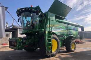 John Deere  S780 grain harvester