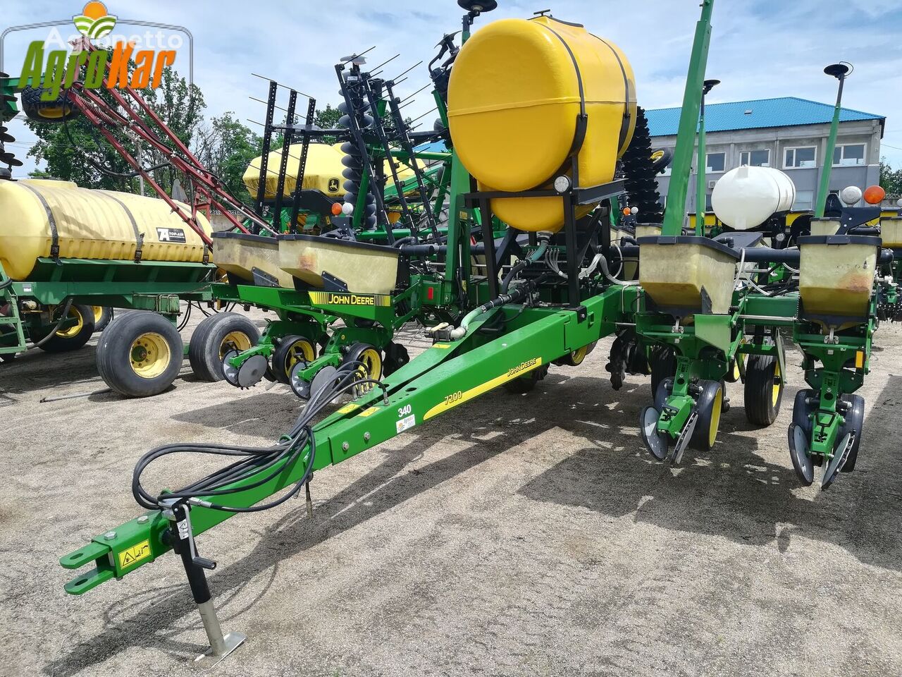 John Deere 7200 8 ryadov skladnaya s eSet + zhydkie udobreniya pneumatic precision seed drill