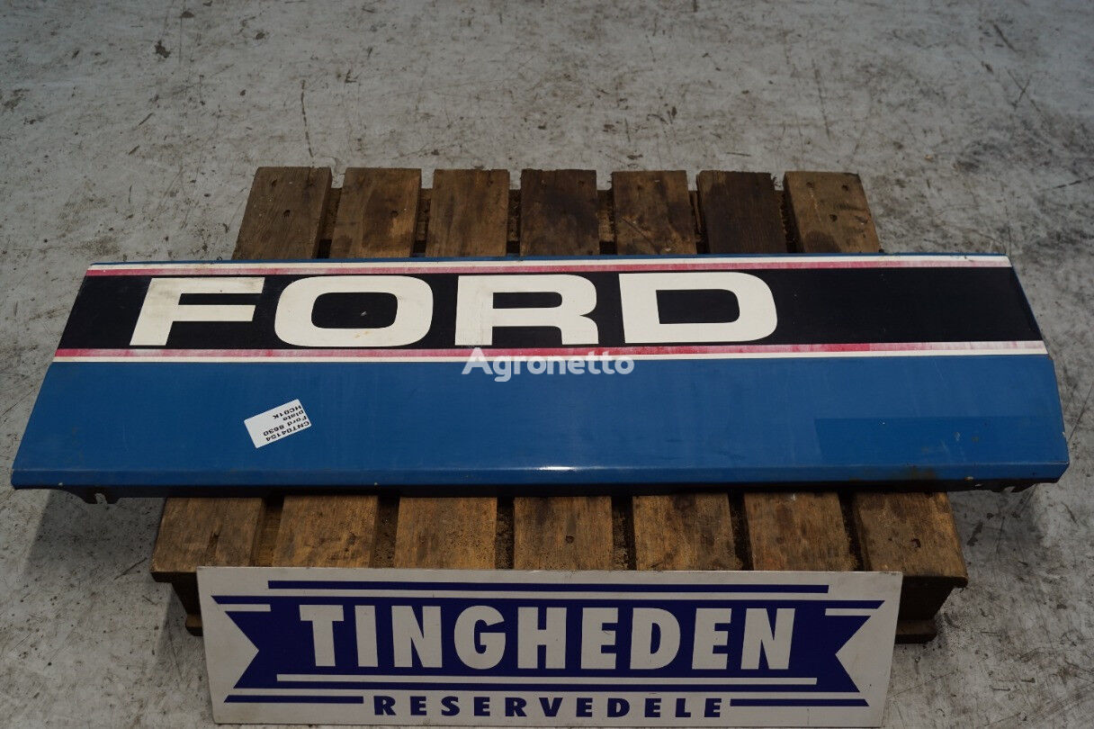 Ford 8630 mudguard for motoren på en Ford 8630 wheel tractor